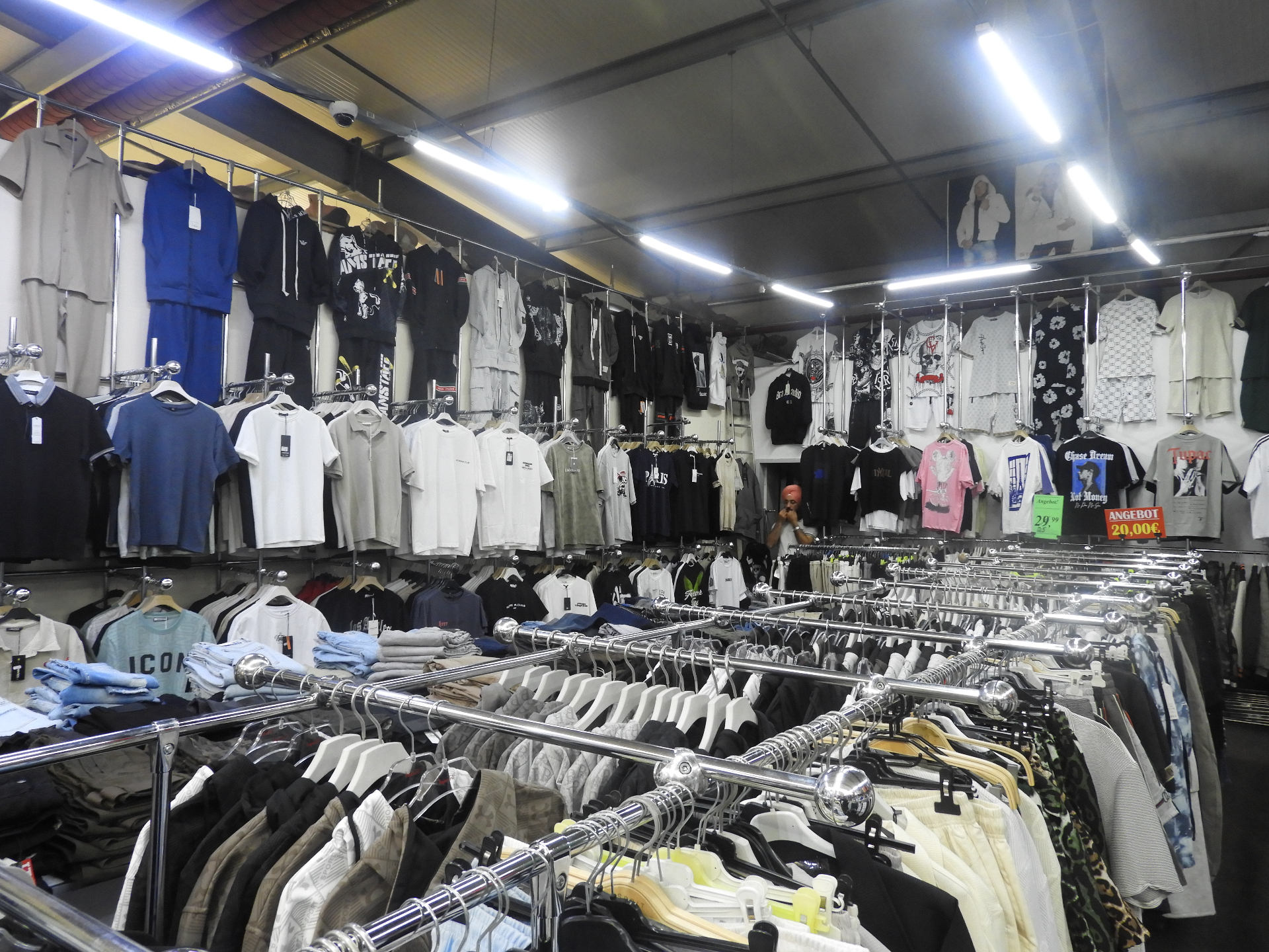 T-Shirts und Jacken